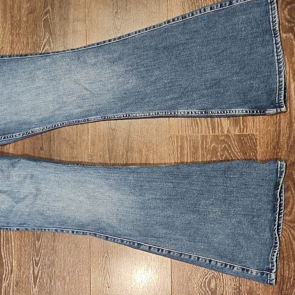 ❤️ ABERCROMBIE & FITCH JEANS ULTRA HIGH RISE FLARE JEANS, 4 (27) - Picture 5 of 9
